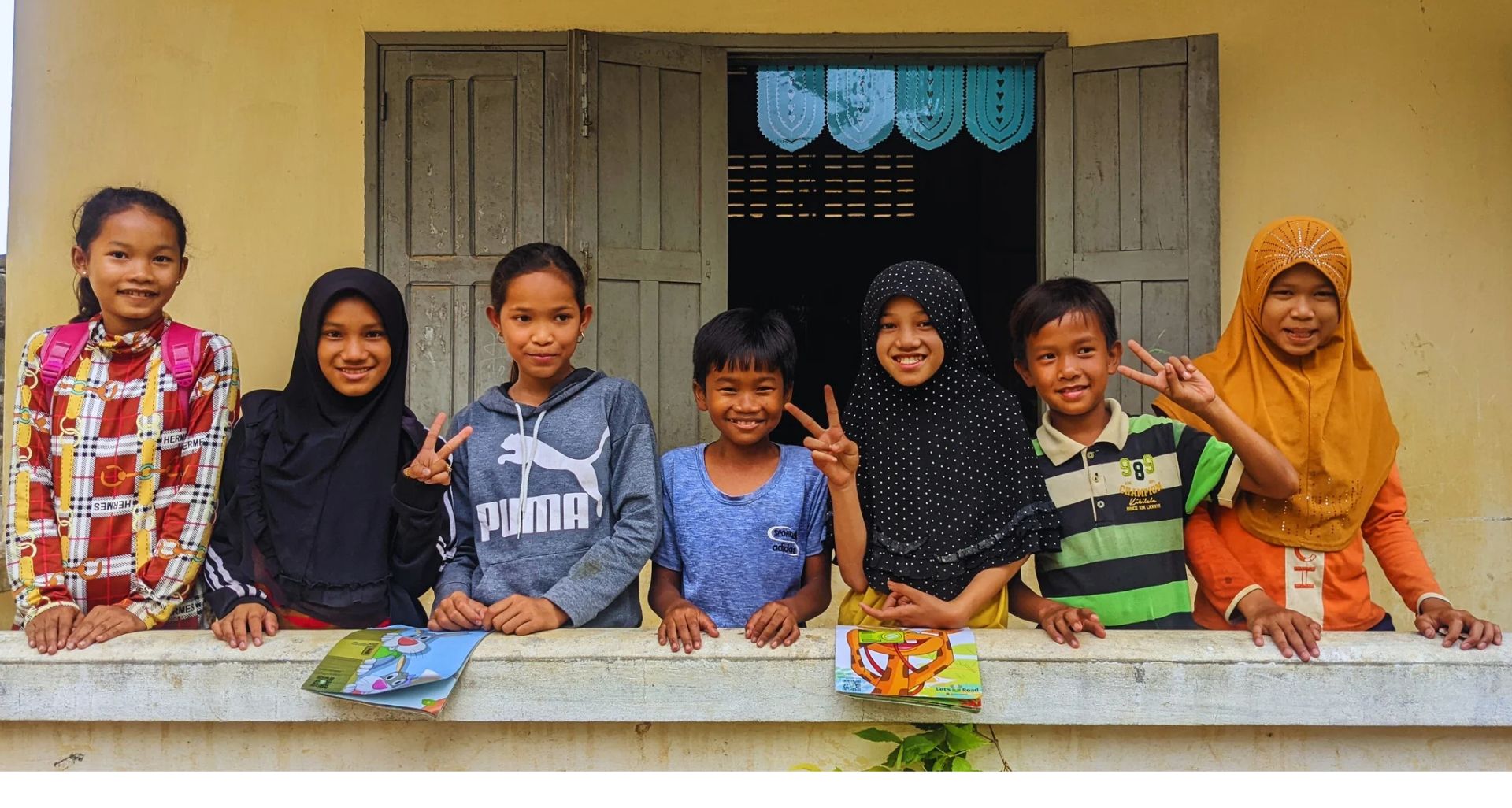 7 children_smilling_at schoo
